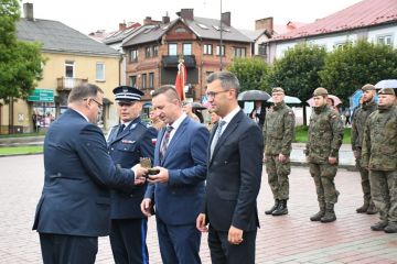 Deszczowe powitanie w Miechowie uczestników Marszu Szlakiem I Kompanii Kadrowej